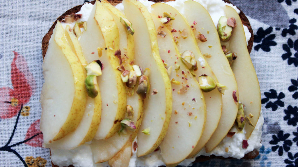 Pear slices with ricotta cheese