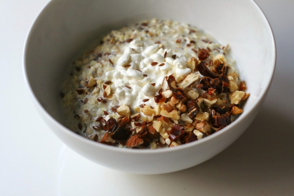 cottage cheese with flax seeds and cinnamon